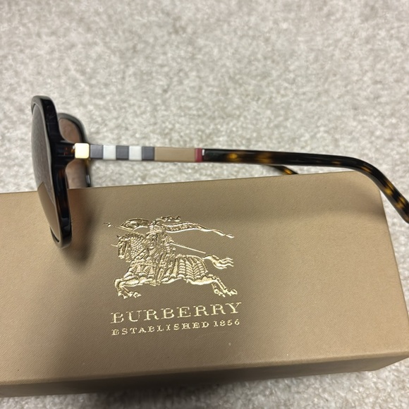 Burberry sunglasses with case and box - Picture 5 of 8